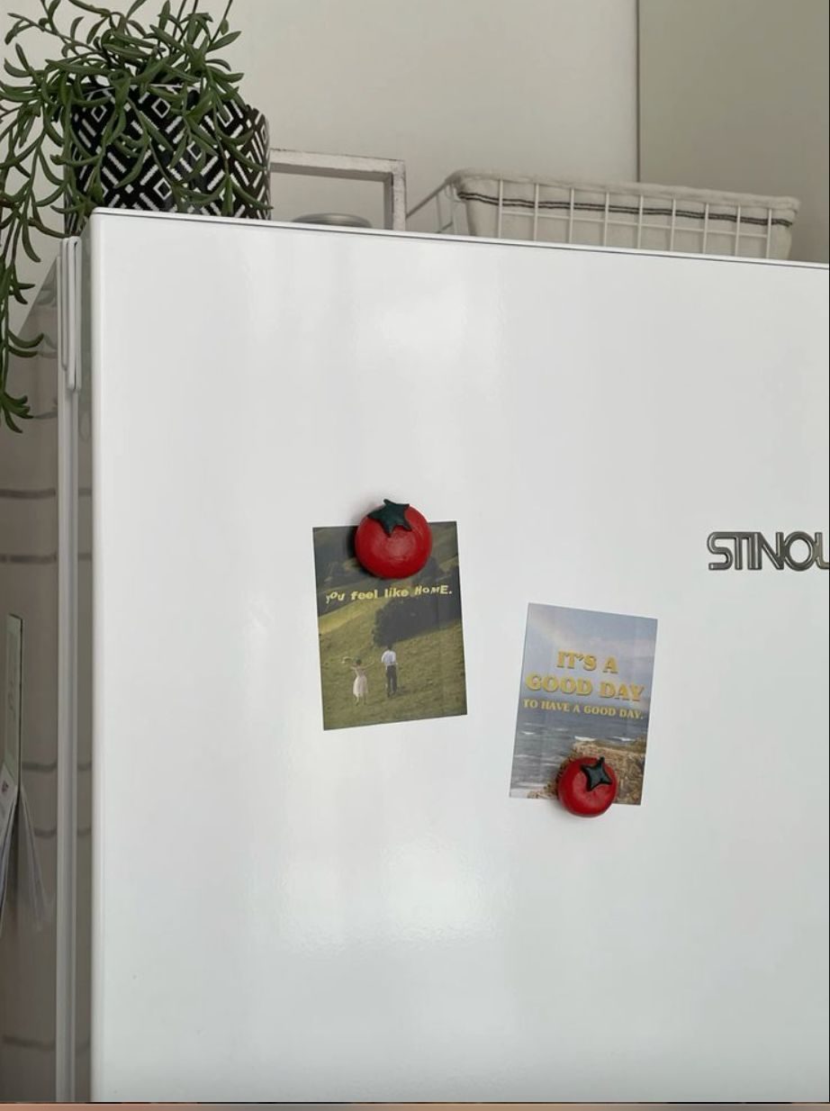 Option vinyle 01 — Armoires rouges + décorations frigo