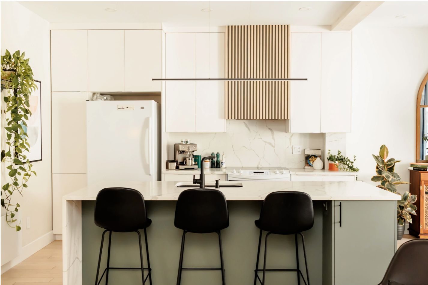 Option vinyle 02 — Armoires rouges + frigo stainless